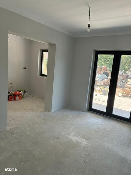 Casă cu 4 camere în Dumbrăvița
