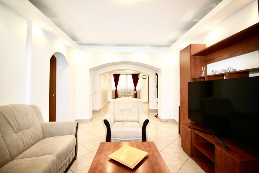 Apartament cu 4 camere semidecomandat în Universitate