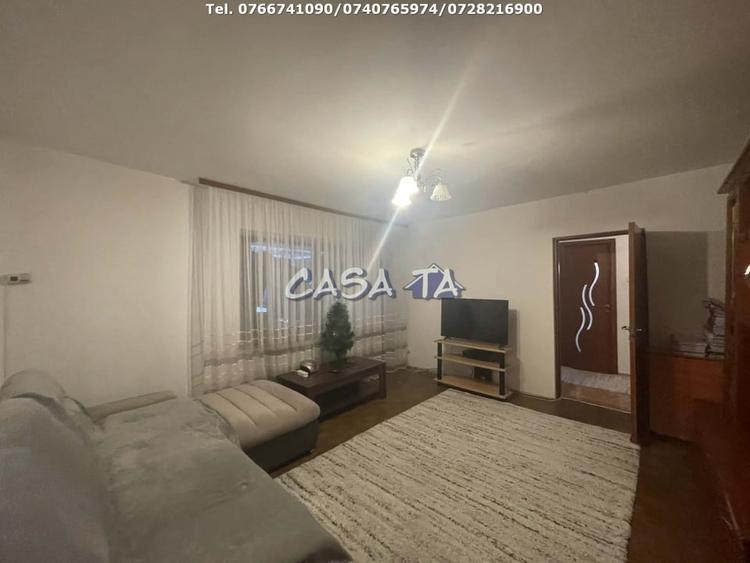 Apartament cu 3 camere semidecomandat, mobilat în Unirii