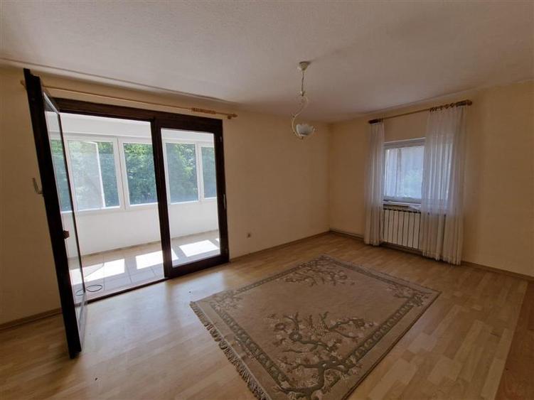 Casă cu 14 camere cu Teren 720 Mp în Lendt