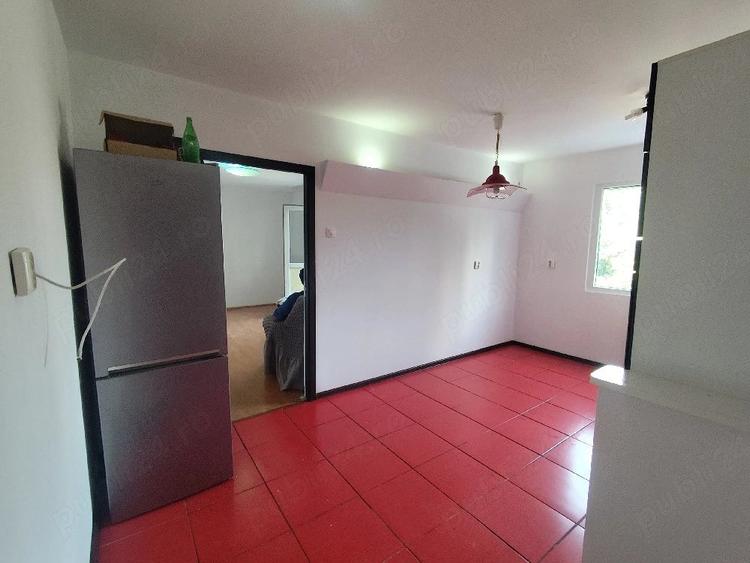 Apartament cu 3 camere semidecomandat în Berceni