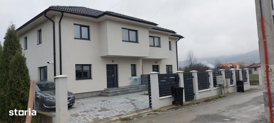 Casă cu 4 camere cu Teren 300 Mp în Central