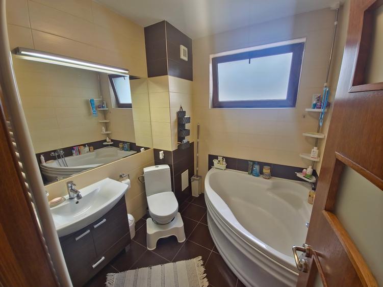 Apartament cu 3 camere decomandat, mobilat în Energia