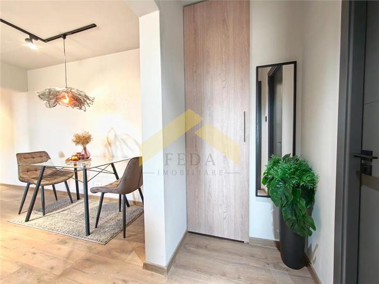 Apartament cu 3 camere semidecomandat, mobilat în Romanilor