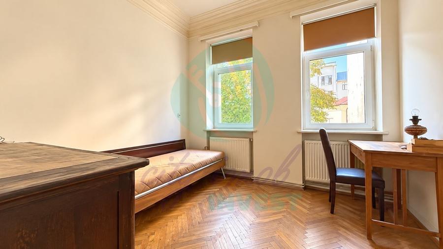 Apartament cu 3 camere semidecomandat în Armeneasca