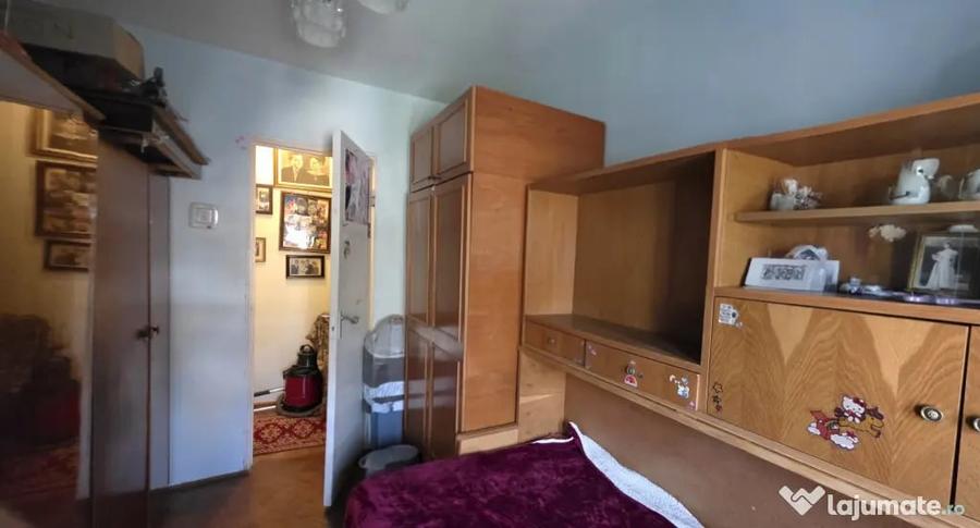 Apartament cu 4 camere semidecomandat în Dacia