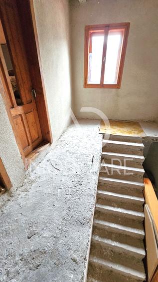 Casă individuală cu 11 camere cu Teren 300 Mp în Central