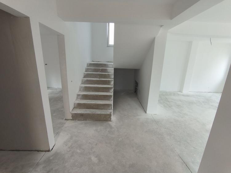 Casă cu 4 camere în Dezmir
