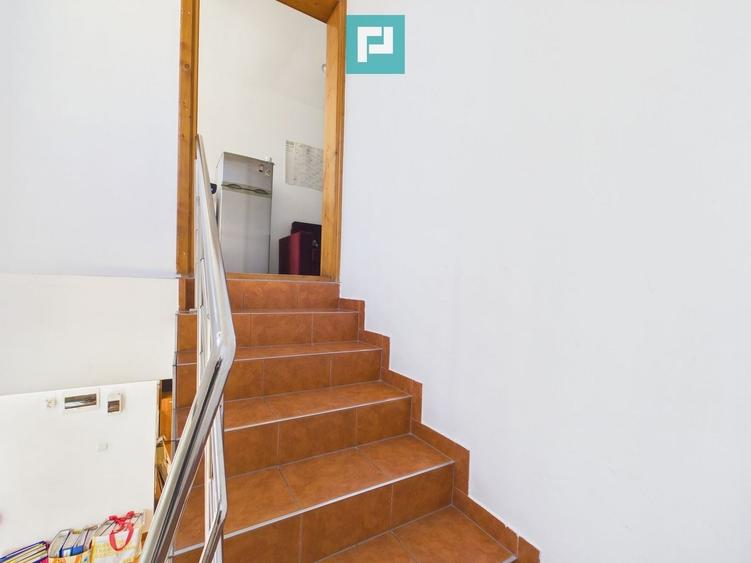 Casă individuală cu 10 camere cu Canalizare în Torontalului