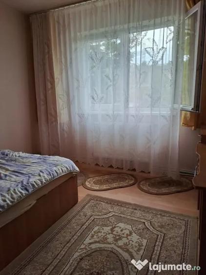 Apartament cu 3 camere semidecomandat în Micro 15