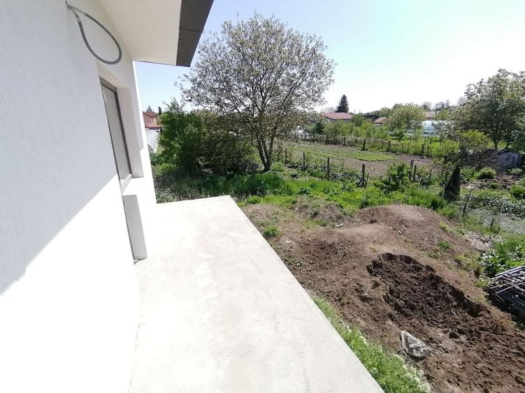 Casă individuală cu 4 camere cu Canalizare în 1 Decembrie