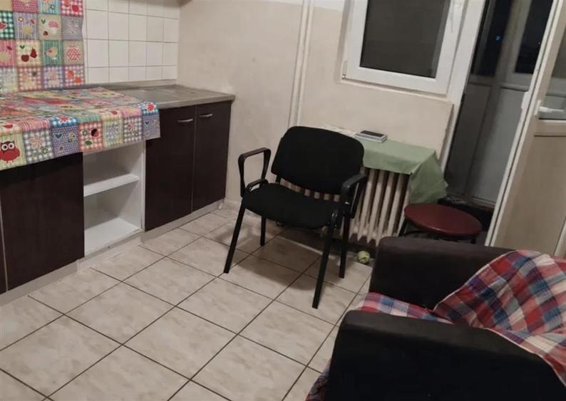 Apartament cu 4 camere decomandat în Berceni