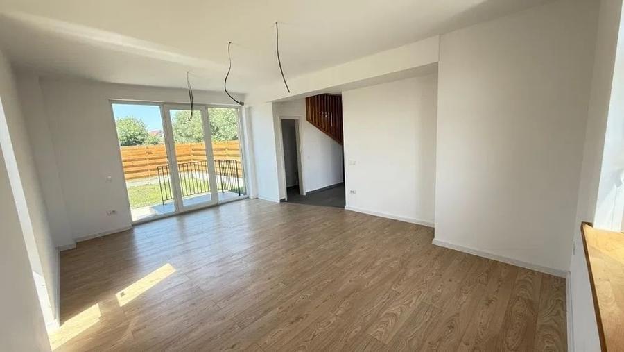 Casă cu 4 camere cu Teren 300 Mp în Stupini