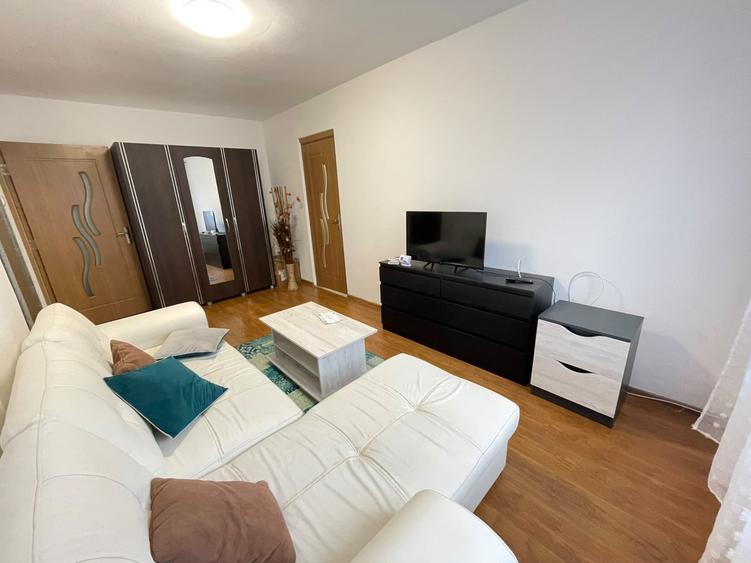 Apartament cu 2 camere semidecomandat, mobilat în Podu Roș