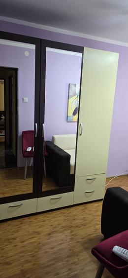 Apartament cu 3 camere semidecomandat în Galați