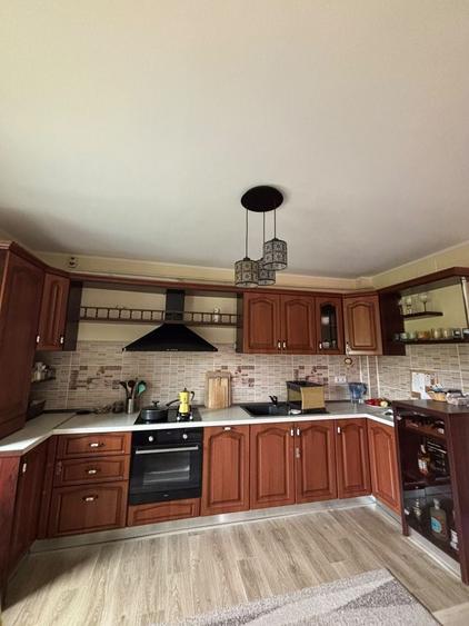 Apartament cu 3 camere semidecomandat în Valea Adâncă