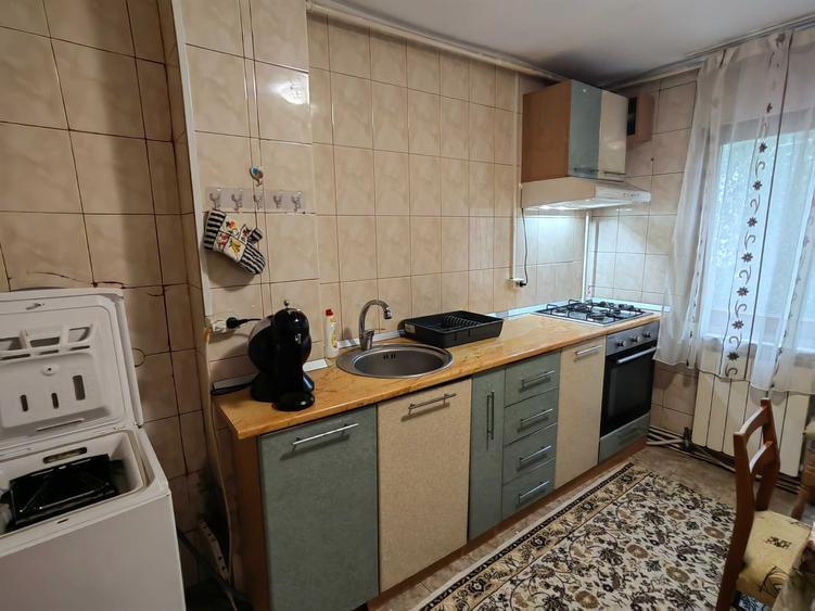 Apartament cu 3 camere decomandat în Coman