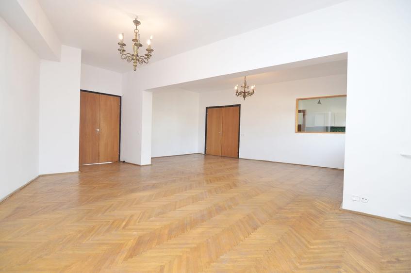 Apartament cu 4 camere semidecomandat în Cișmigiu
