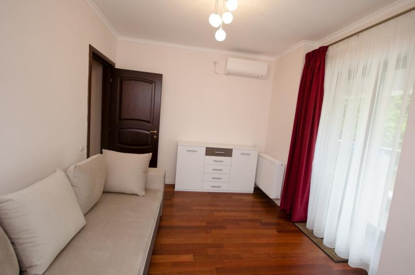 Apartament cu 3 camere decomandat în P-ța Victoriei