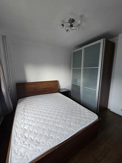 Apartament cu 4 camere semidecomandat în Crângași