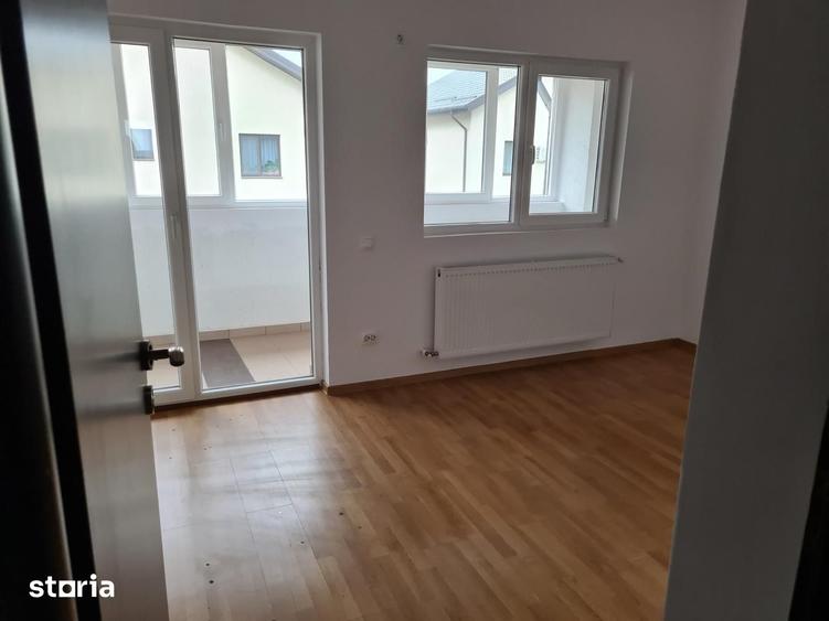Casă cu 4 camere cu Teren 70 Mp în Glina
