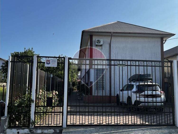 Casă individuală cu 9 camere cu Teren 480 Mp în Sud