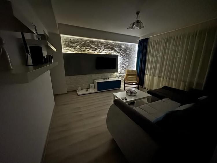 Apartament cu 2 camere semidecomandat în Independenței