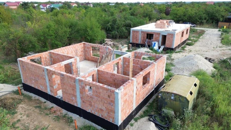Casă cu 4 camere cu Teren 500 Mp în Roșu