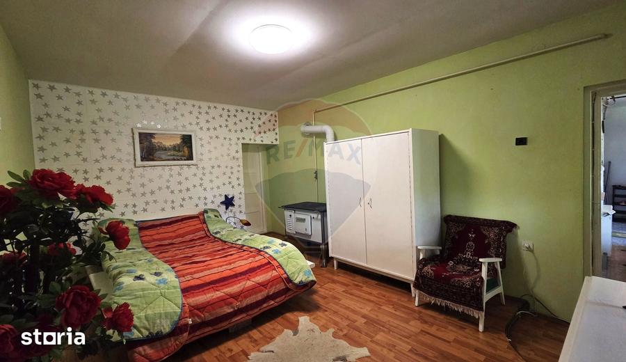 Casă cu 3 camere cu Teren 5800 Mp în Central