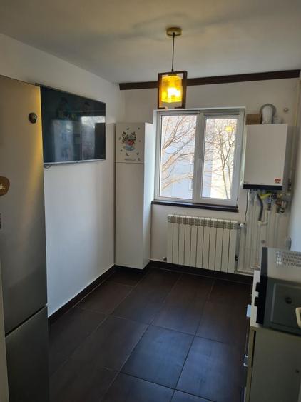 Apartament cu 4 camere semidecomandat în Carrefour