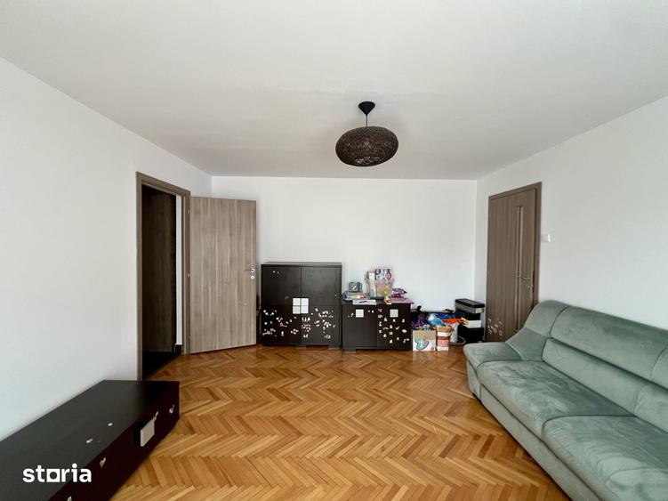 Apartament cu 3 camere semidecomandat în Odobescu