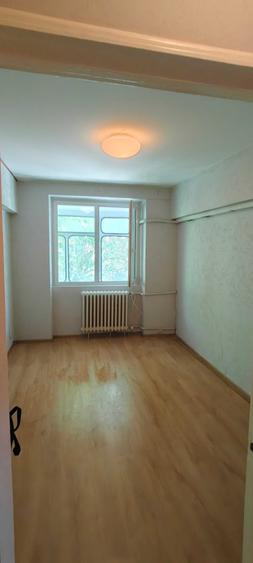 Apartament cu 3 camere decomandat în Tineretului