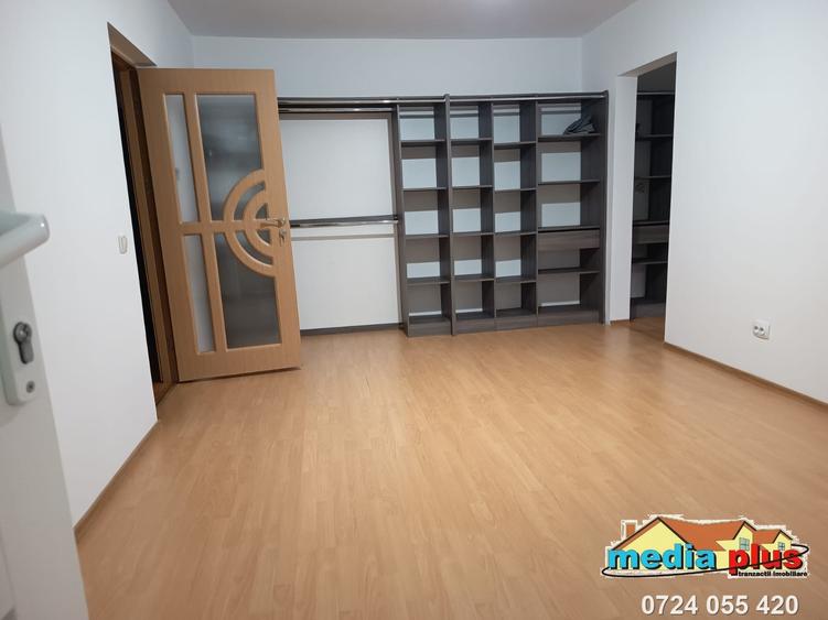 Apartament cu 3 camere semidecomandat în Micro 17