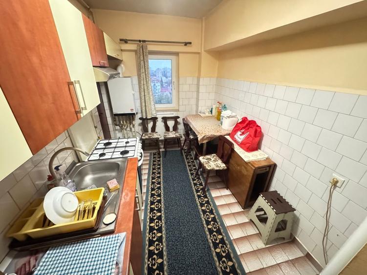 Apartament cu 4 camere decomandat în Casa de Cultură
