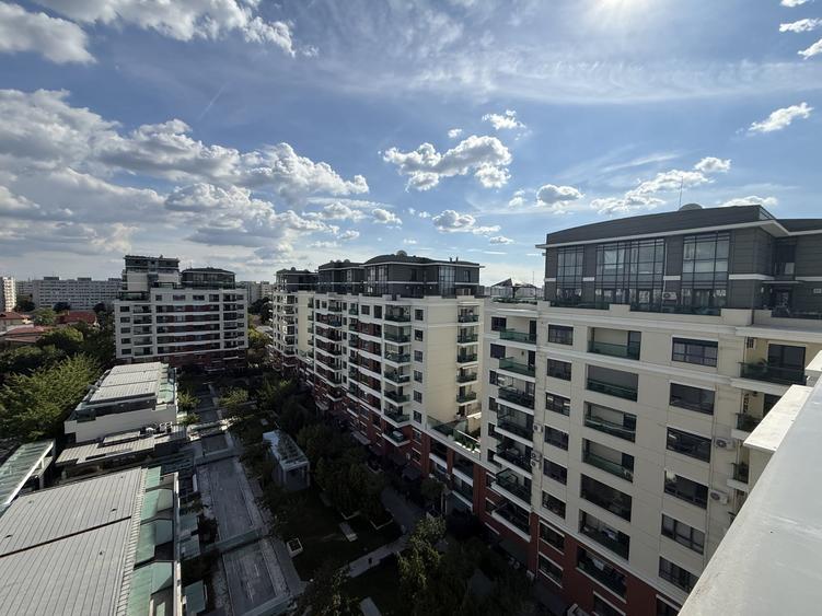 Penthouse cu 5 camere decomandat în Lacul Tei