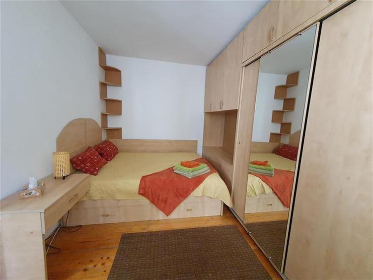 Apartament cu 2 camere semidecomandat, mobilat în Decebal