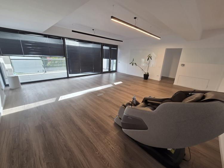 Apartament cu 4 camere decomandat în Națiunile Unite