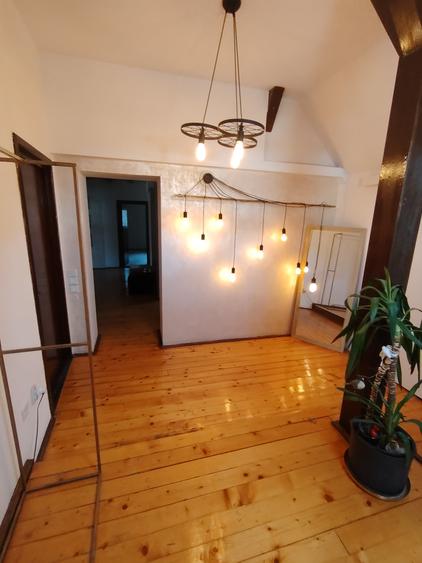 Apartament cu 4 camere semidecomandat în P-ța Victoriei