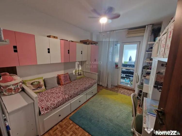 Apartament cu 4 camere semidecomandat în Central