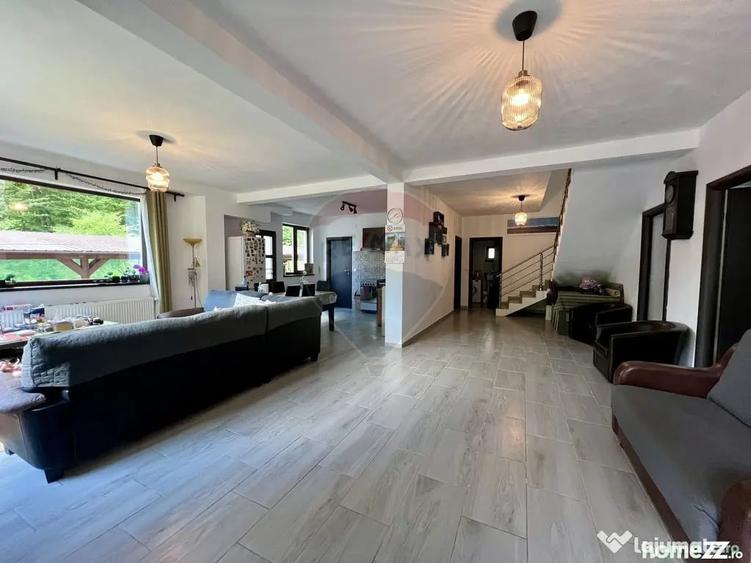 Casă cu 8 camere cu Teren 575 Mp în Porumbacu de Sus