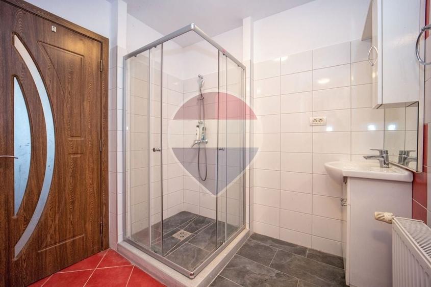 Casă individuală cu 7 camere cu Teren 835 Mp în Central