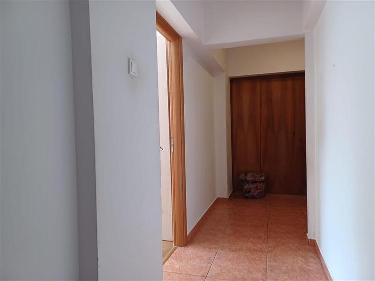 Apartament cu 3 camere decomandat, mobilat în Calea Victoriei
