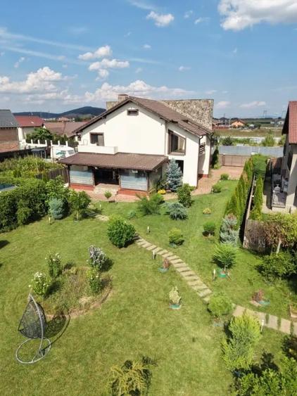 Casă cu 5 camere în Sânpetru