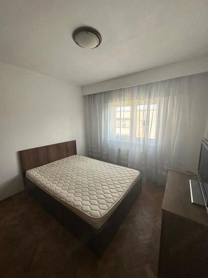 Apartament cu 3 camere decomandat, mobilat în Sud