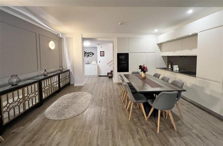 Apartament cu 4 camere decomandat, mobilat în Poiana Brașov