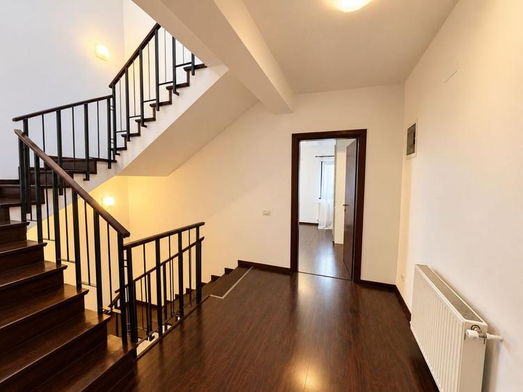 Duplex cu 5 camere cu Canalizare în Iancu Nicolae