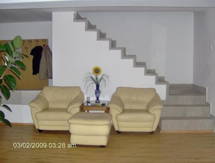 Casă individuală cu 11 camere cu Canalizare în Moroeni