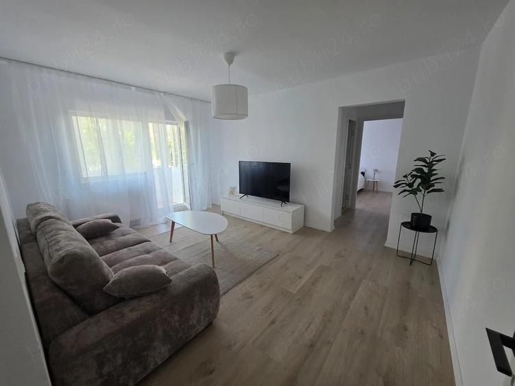 Apartament cu 3 camere semidecomandat, mobilat în Central