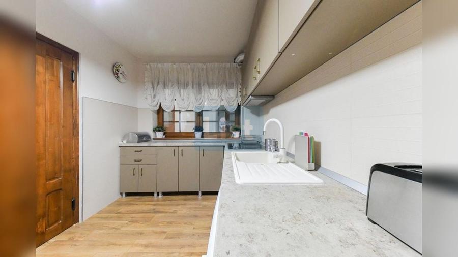 Casă cu 6 camere cu Piscina în Florești