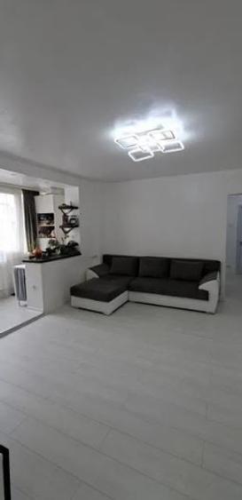 Apartament cu 3 camere semidecomandat în Obor